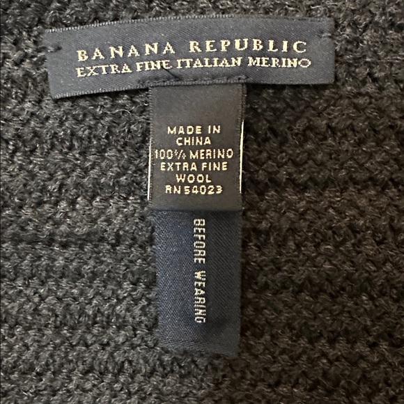 Banana Republic Extra Fine Italian 100% Merino Wool Black Scarf - Picture 2 of 4